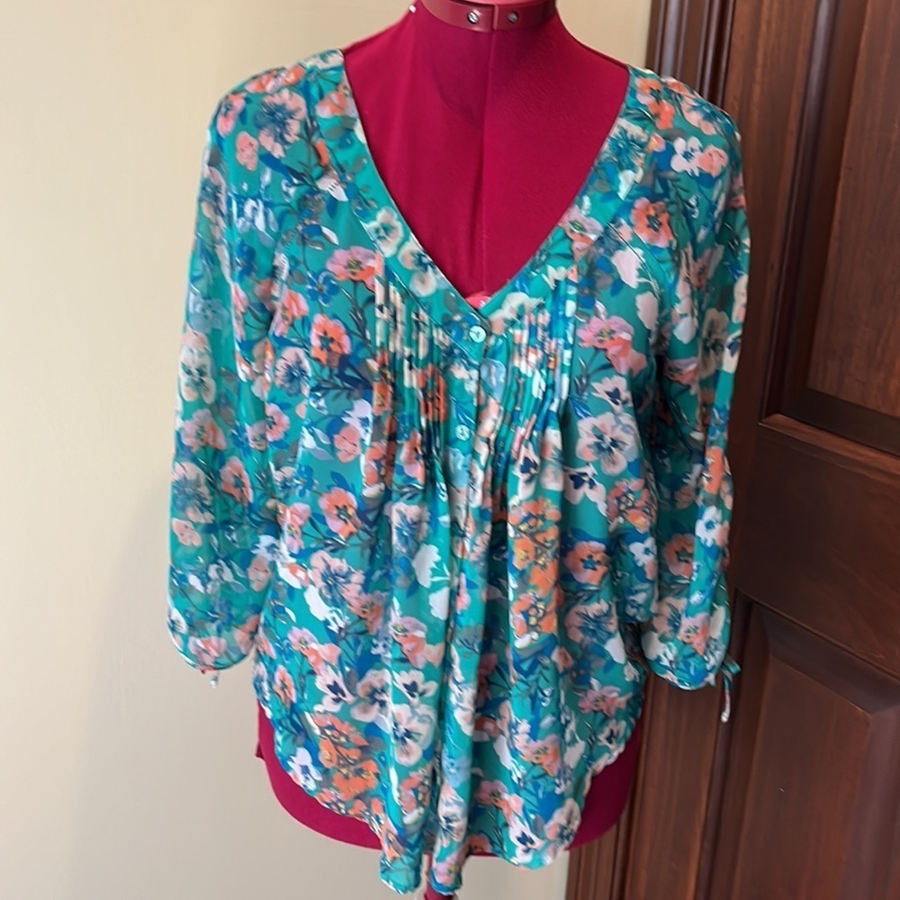 LC Lauren Conrad Top blouse, V-neck&back floral Light green peach blue Size XS